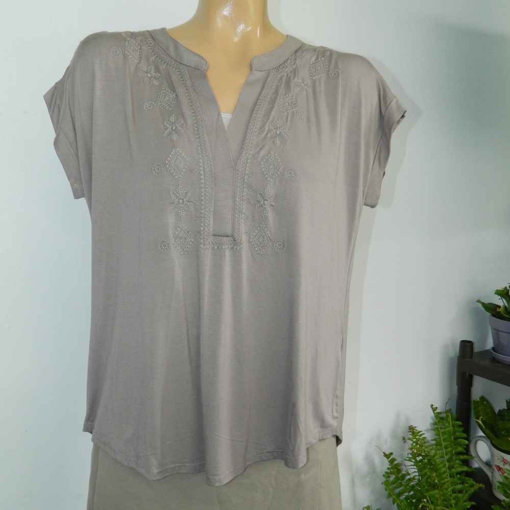 Cable & Gauge Embroidered Split Neck Top Womens Medium Taupe Roll Cap Sleeve New